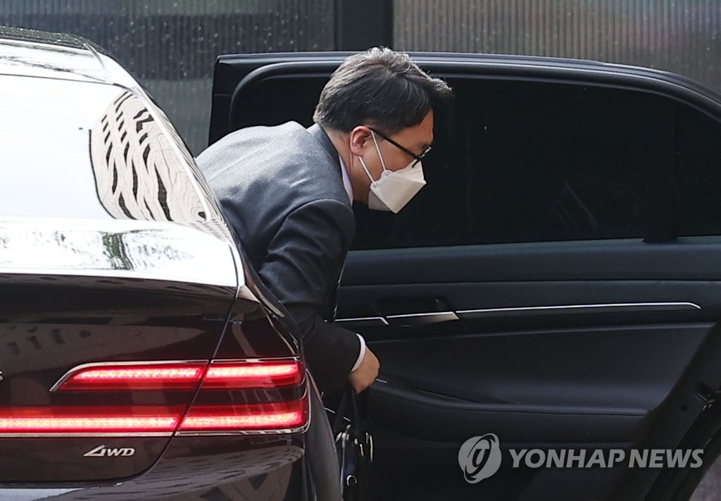 '출범 100일' 맞은 공수처…. 출근하는 김진욱 공수처장