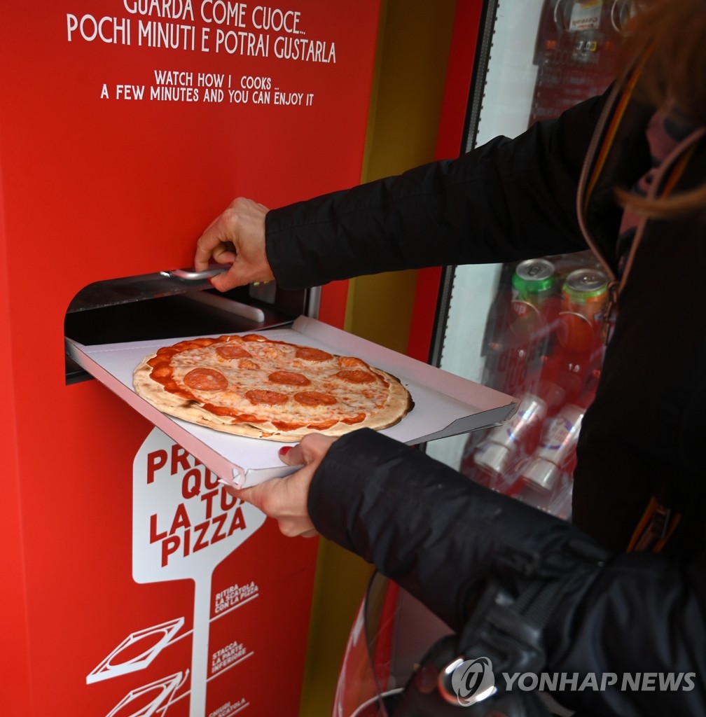 이탈리아 로마 도심에 등장한 피자 자판기