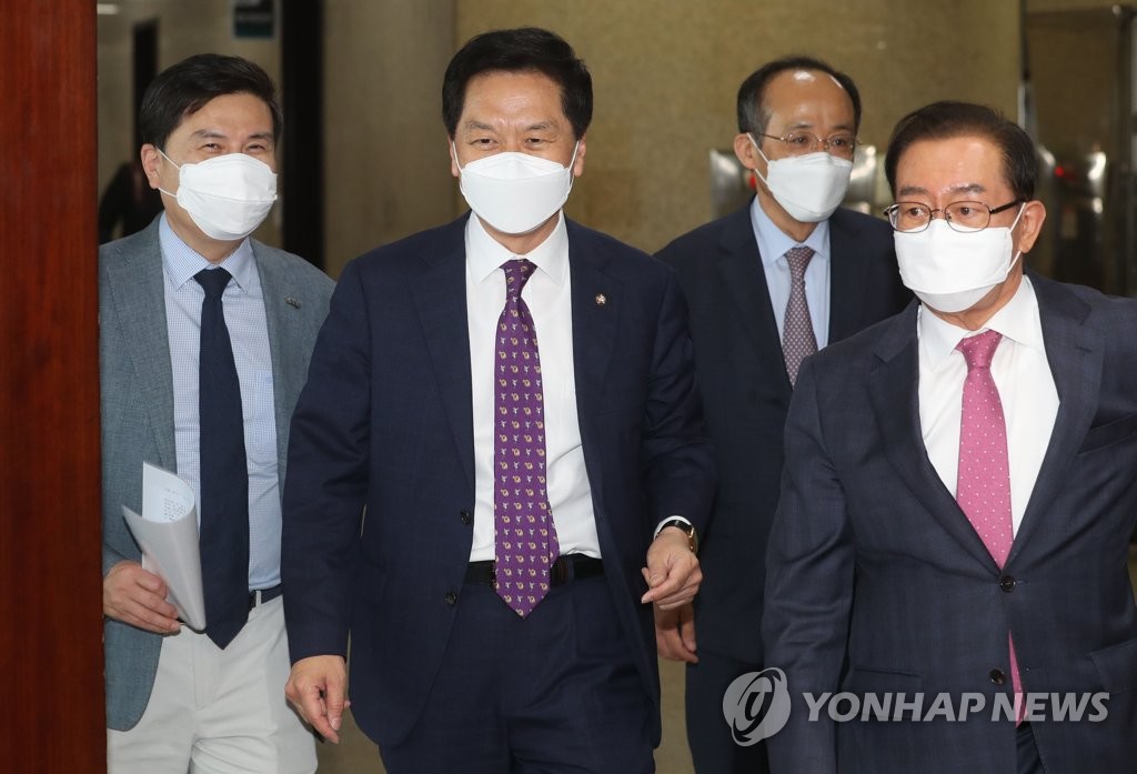 포스트코로나2021 세미나 참석하는 김기현