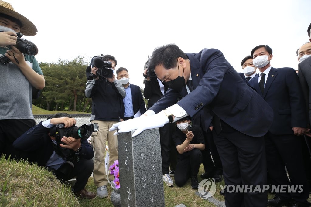 김기현 당 대표 권한대행, 5·18 열사묘역 참배