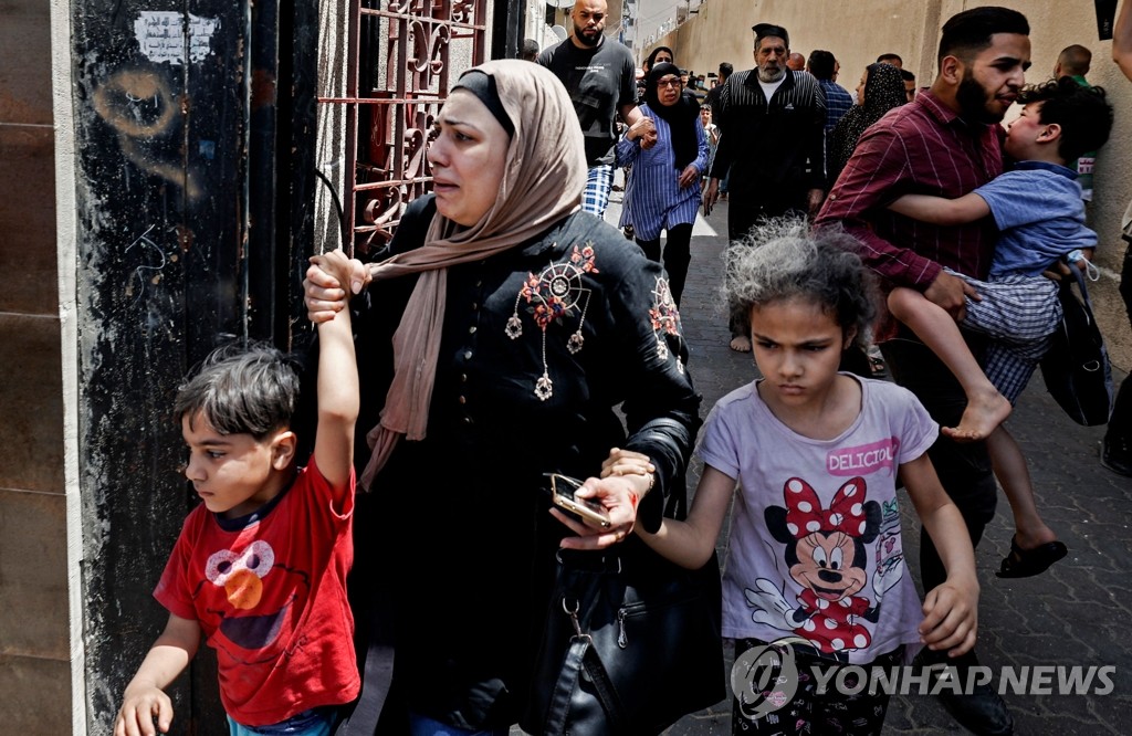 이스라엘군 폭격으로 황급히 대피하는 팔레스타인 주민들