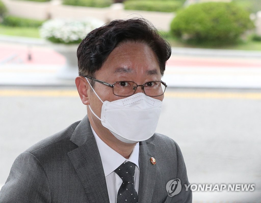 출근하는 박범계 법무부 장관