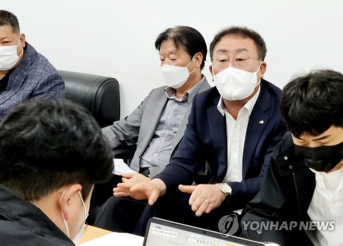 기자회견 하는 강동훈 제주렌터카조합이사장