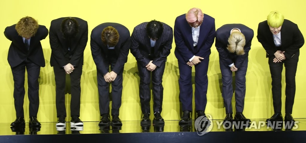 고개 숙여 인사하는 방탄소년단