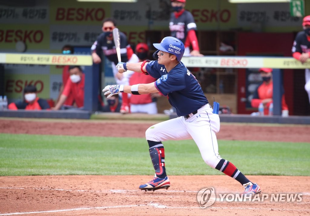 In this file photo from May 23, 2021, Park Hae-min of the Samsung Lions hits a grand slam against the Kia Tigers during the bottom of the seventh inning of a Korea Baseball Organization regular season game at Daegu Samsung Lions Park in Daegu, 300 kilometers southeast of Seoul. (Yonhap)