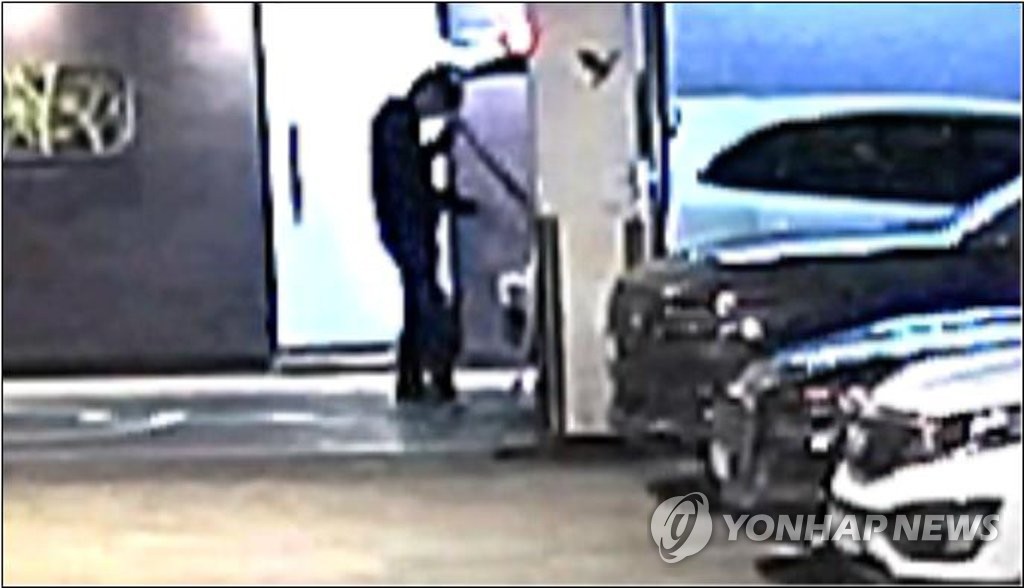 차에서 둔기 꺼내는 남성