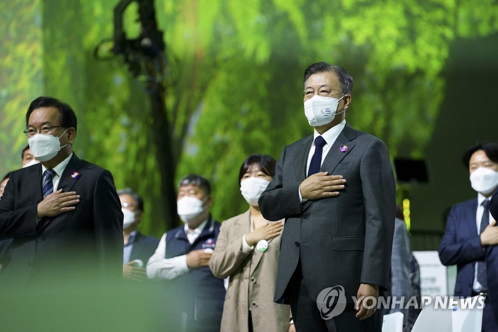 국기에 경례하는 문 대통령