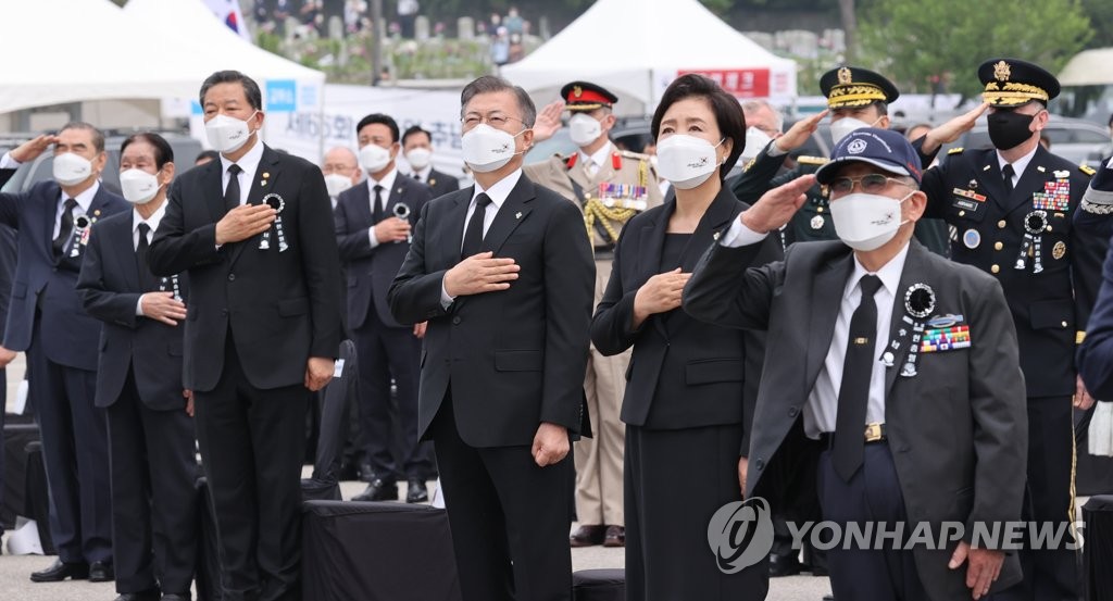 국기에 경례하는 문 대통령