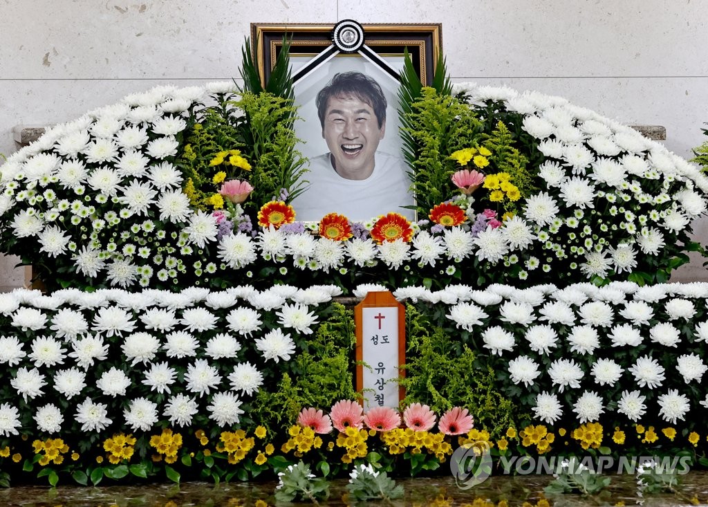 A memorial altar for the late football star Yoo Sang-chul is set up at Asan Medical Center in Seoul on June 7, 2021. (Yonhap)
