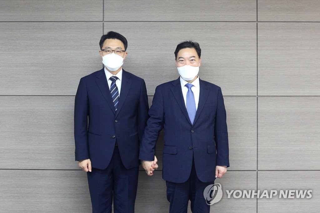 기념촬영 하는 김오수 검찰총장과 김진욱 공수처장