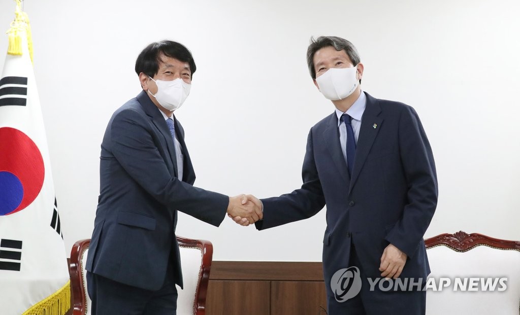 기념촬영 하는 이인영 통일부 장관과 안영배 한국관광공사 사장
