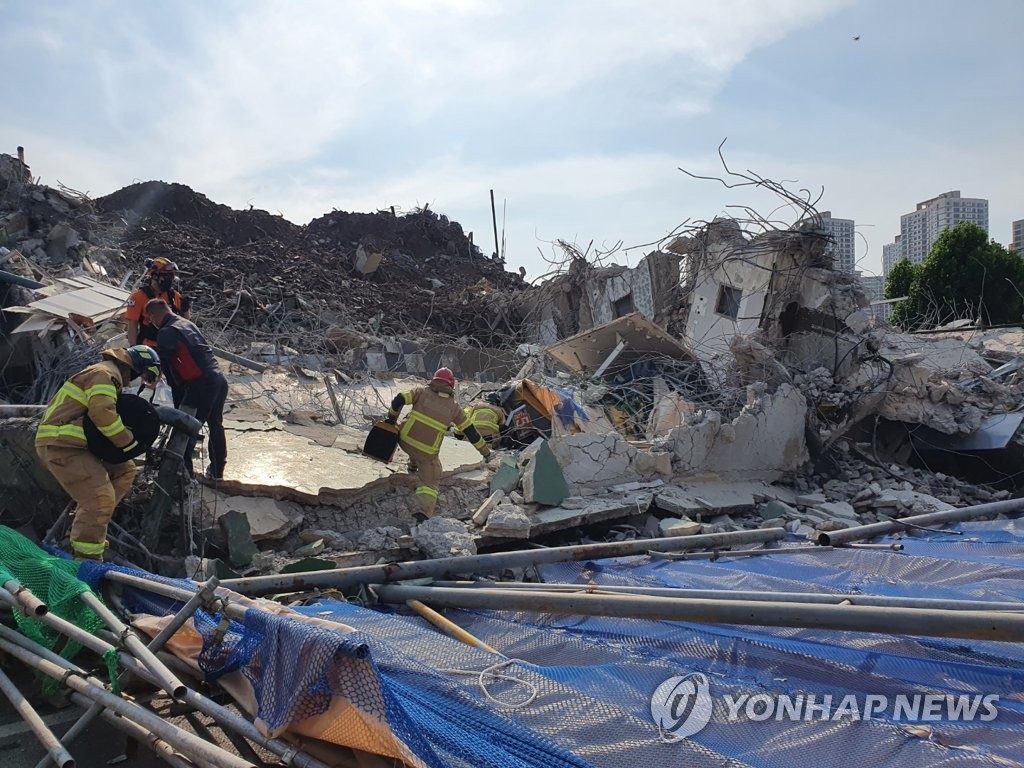 광주서 철거 중 건물 붕괴…시내버스 등 덮쳐