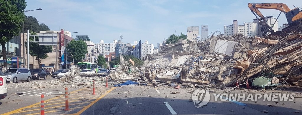 철거 중 건물 붕괴…10여명 매몰 추정