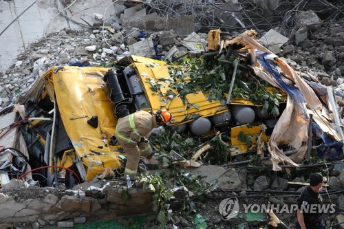 매몰된 버스 살피는 구조대원