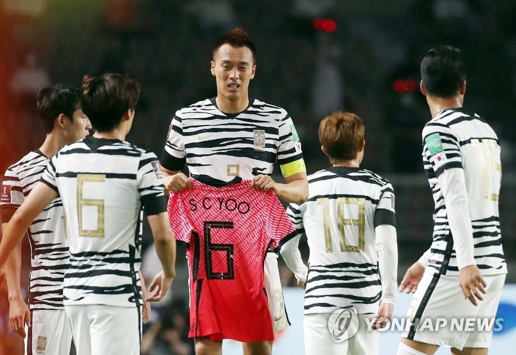 Kim Shin-wook of South Korea (C) holds up a national team jersey showing the name of Yoo Sang-chul, the late former midfielder, to celebrate his goal against Sri Lanka during a World Cup qualifying match at Goyang Stadium in Goyang, Gyeonggi Province, on June, 9, 2021. (Yonhap)