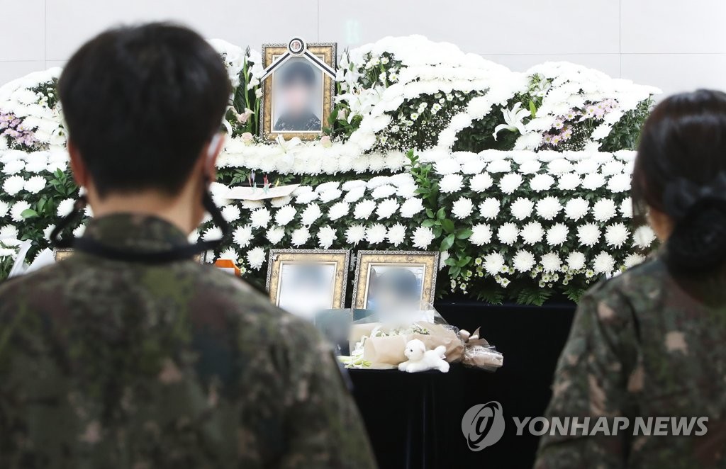 Service members pay tribute at an altar for an Air Force noncommissioned officer in Seongnam, just south of Seoul, on June 10, 2021. The deceased committed suicide after being victimized in a military sexual harassment case and forced to remain silent by senior officials. (Yonhap)