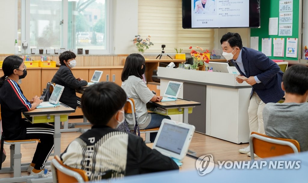 AI 활용 스마트학습 참관하는 원희룡 지사