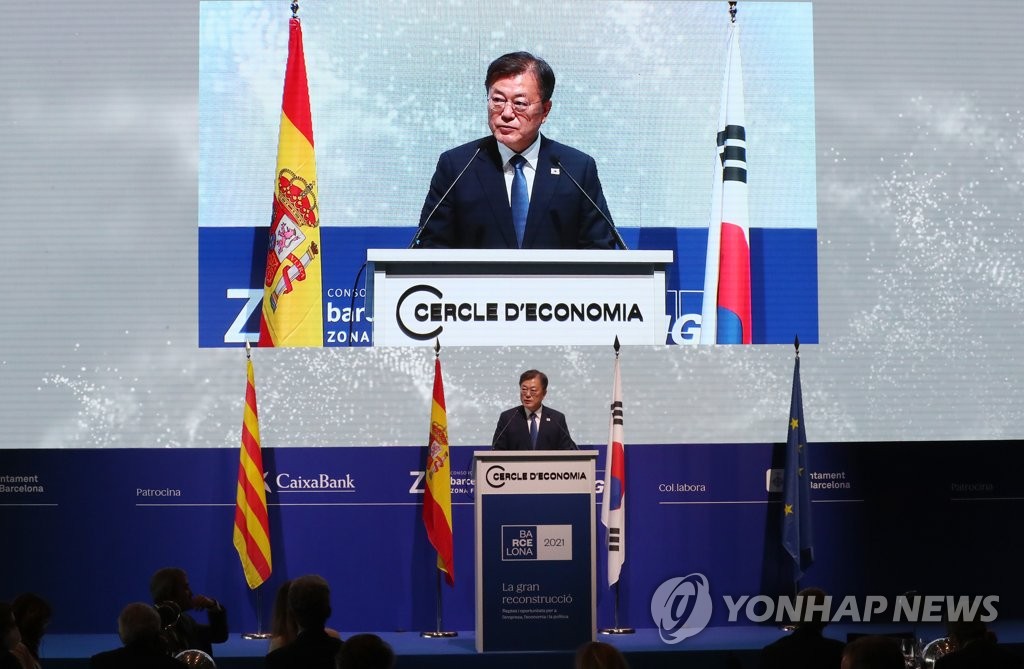 South Korean President Moon Jae-in delivers a speech during the inaugural dinner of Spain's annual economic forum in Barcelona on June 16, 2021. (Yonhap)