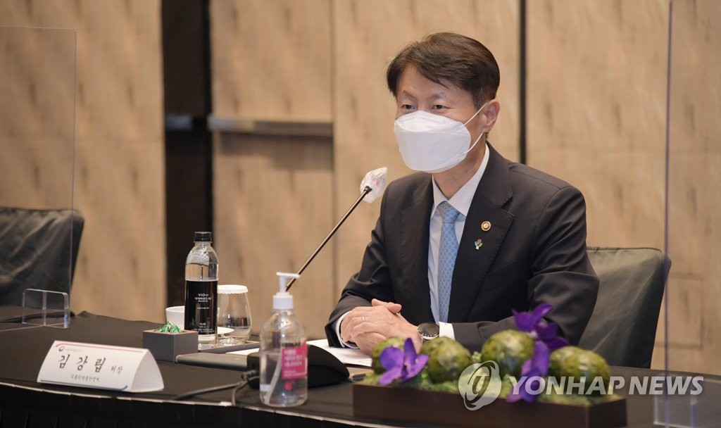 식품업계 대표들과 간담회 하는 김강립 식약처장