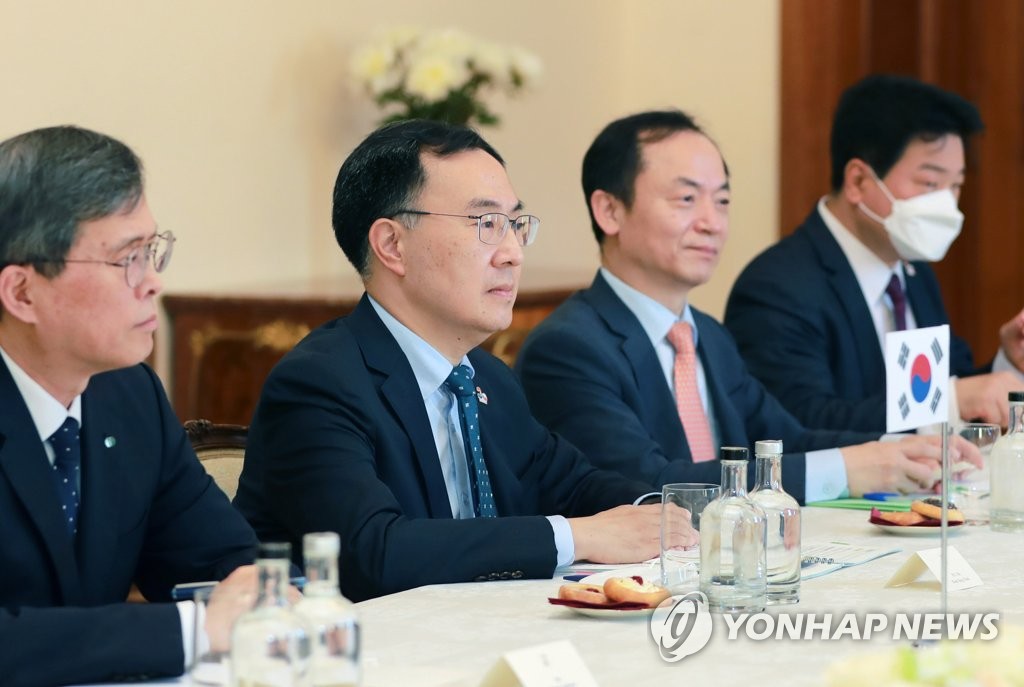 체코 총리 면담하는 문승욱 산업장관