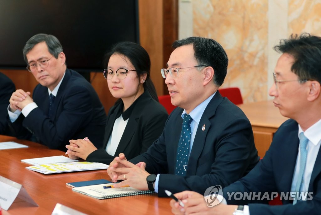 발언하는 문승욱 산업장관