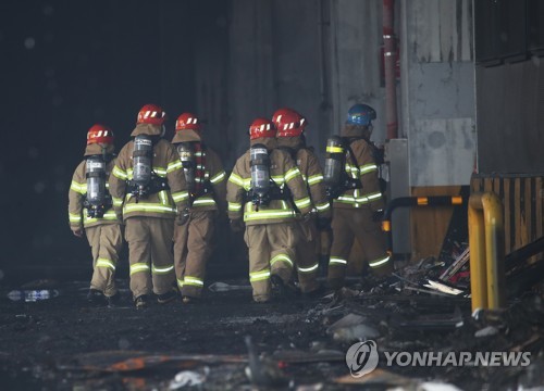 쿠팡 덕평물류센터 내부로 진입하는 관계자들