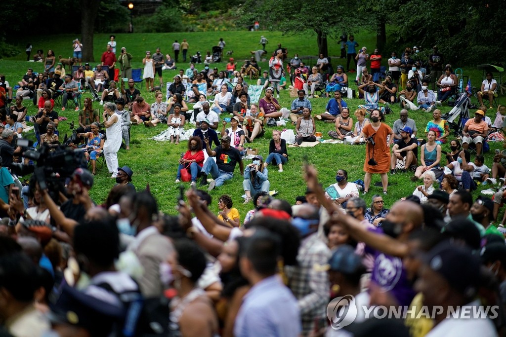 미 뉴욕 공원에서 노예해방일 축하하는 시민들