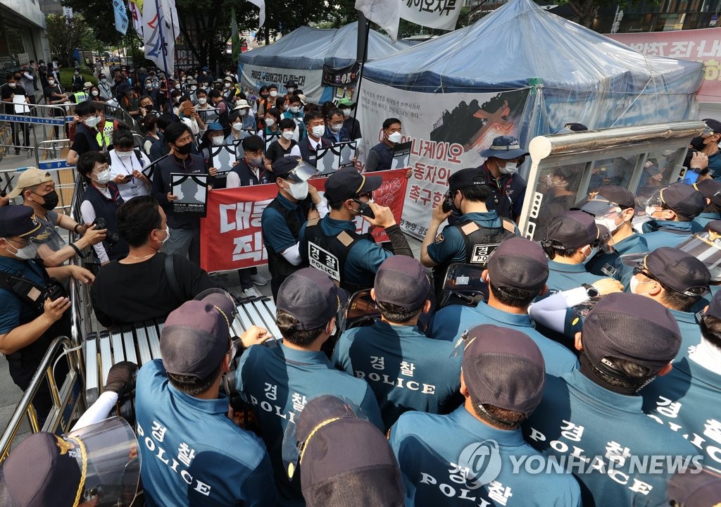 경찰과 대치하는 중대재해 노동자 추모제 참가자들