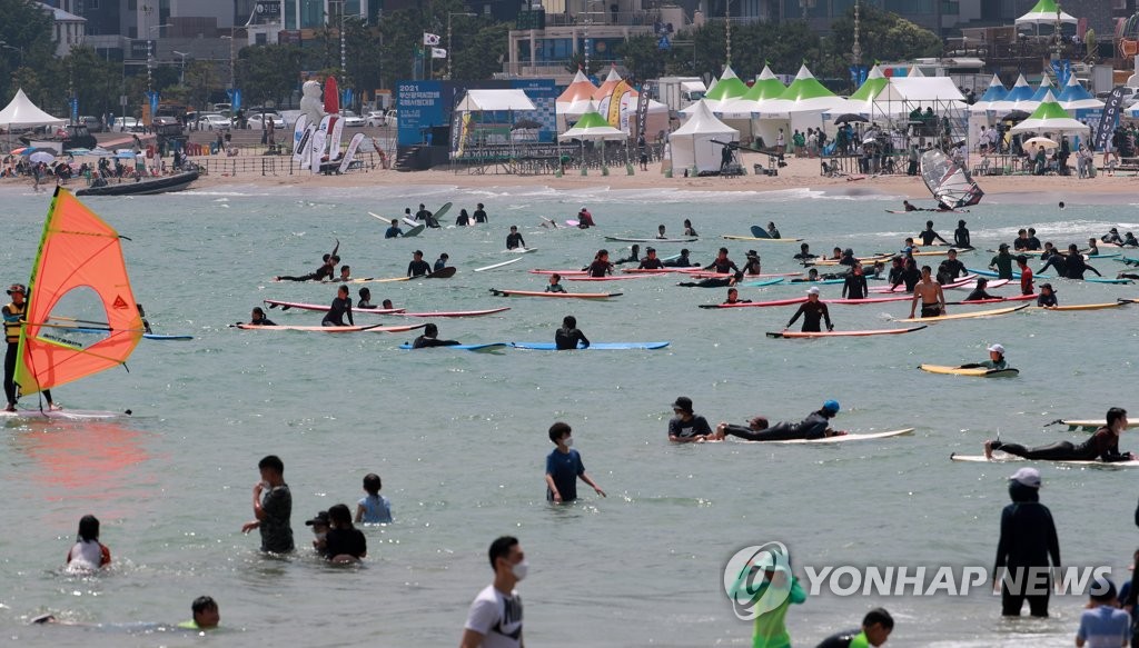 Mitad agua, mitad surfistas Mitad agua, mitad surfistas
