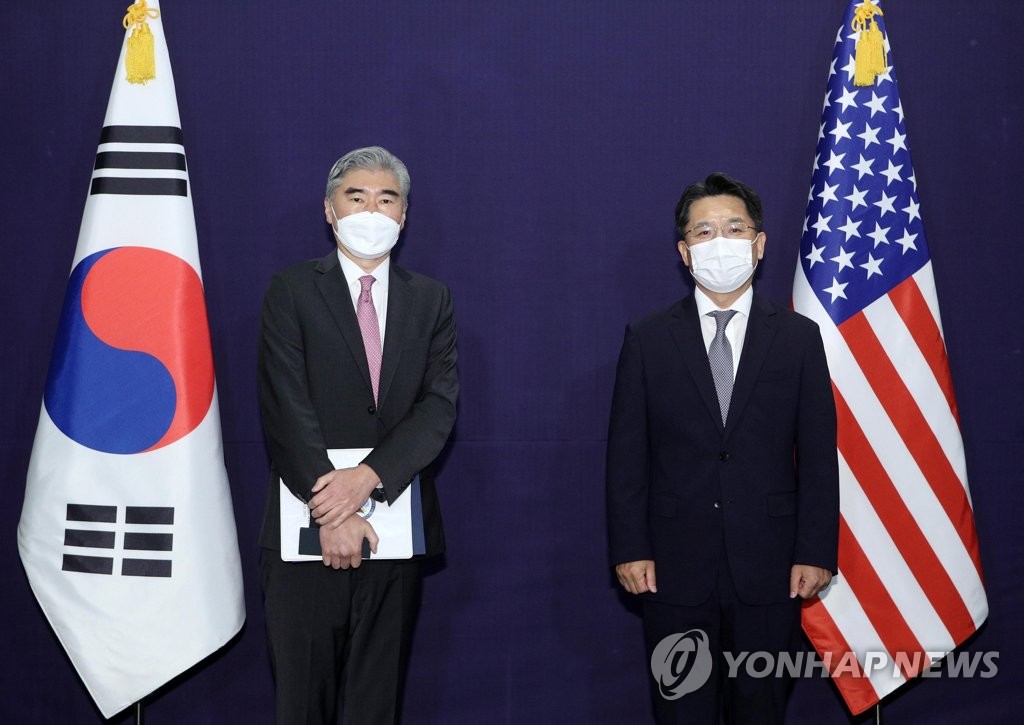 South Korea's top nuclear envoy, Noh Kyu-duk (R), and his U.S. counterpart, Sung Kim, pose for a photo before their talks at a hotel in Seoul on June 21, 2021. (Pool photo) (Yonhap) 