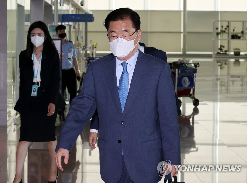 Foreign Minister Chung Eui-yong heads to a departure terminal at Incheon International Airport on June 21, 2021, as he was set to board a plane for a weeklong trip to three Southeast Asian nations -- Vietnam, Singapore and Indonesia. (Yonhap)