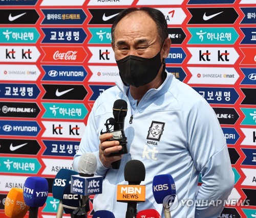 답변하는 김학범 올림픽대표팀 감독