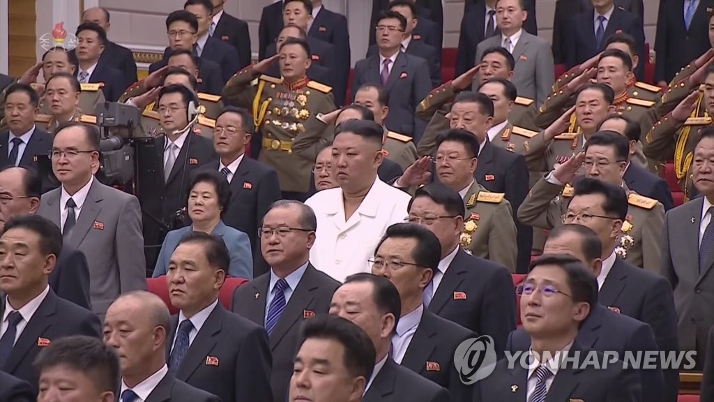 김정은, 당 간부들과 국무위원회 연주단 공연 관람