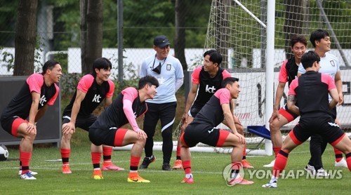 웃으며 선수들과 이야기하는 김학범 감독