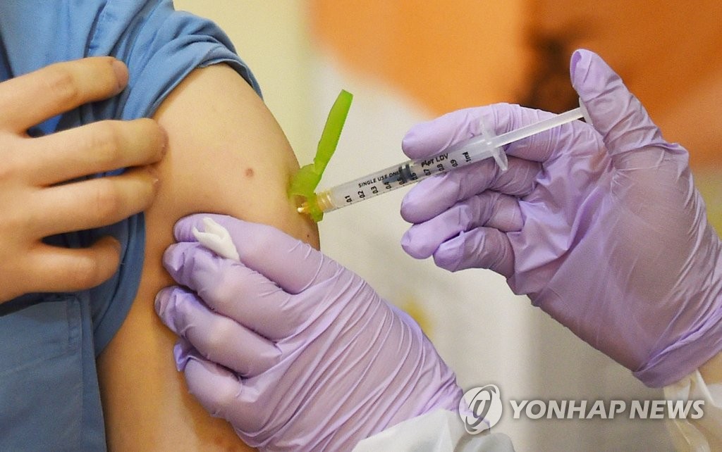 모더나 백신 접종받는 의료진