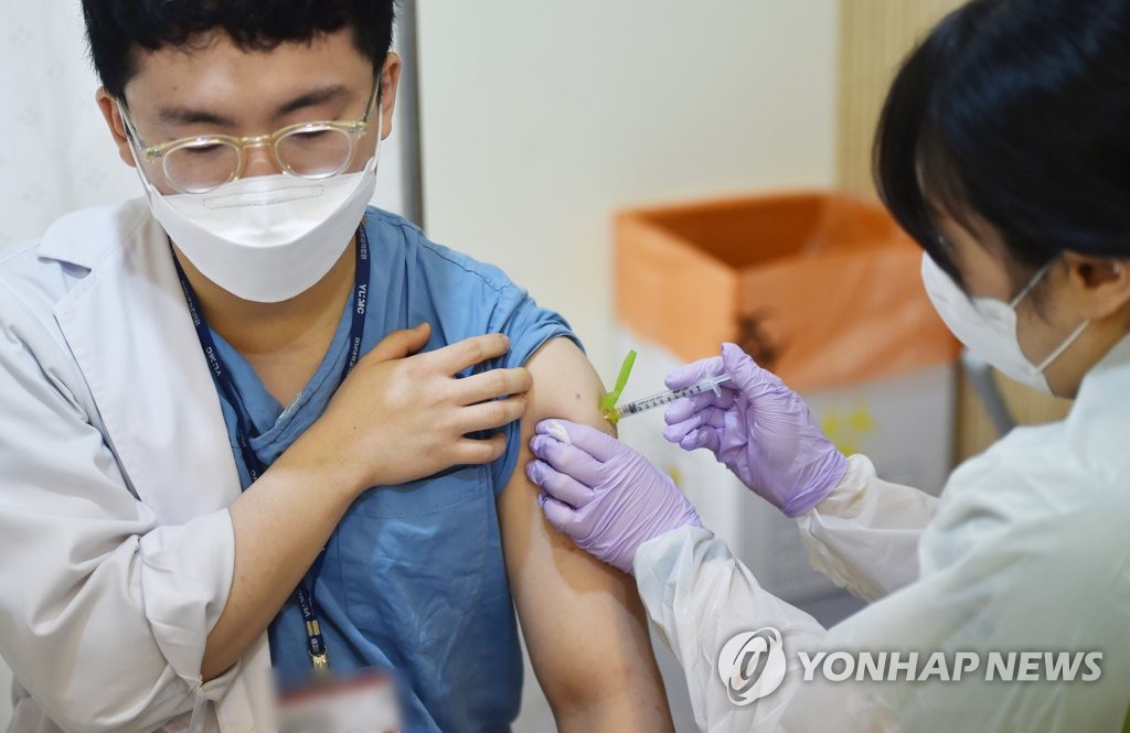 모더나 백신 접종받는 의료진
