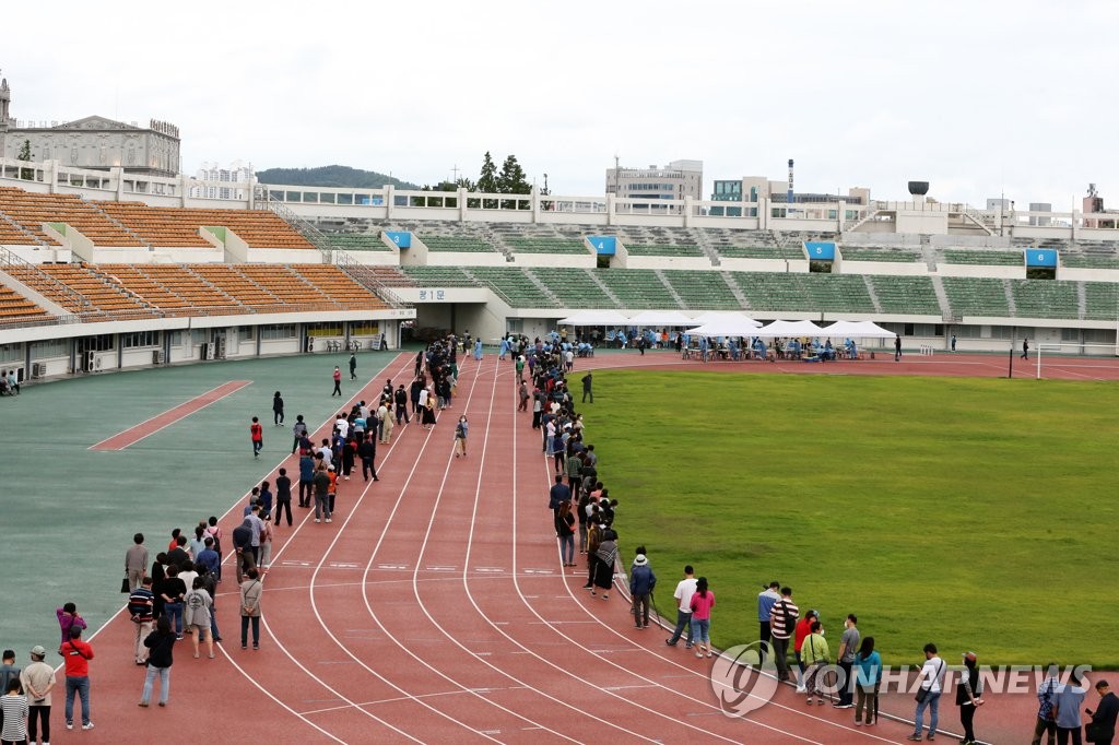 코로나19 검사 기다리는 포항시민