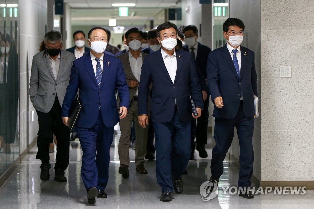 추경안 당정협의 참석하는 윤호중, 박완주와 홍남기