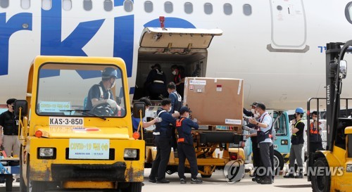 공항 도착한 '스와프 협약' 이스라엘 공급 화이자 백신