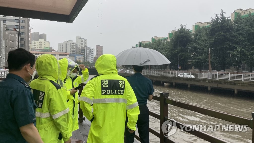실종자 수색 작업 벌이는 경찰