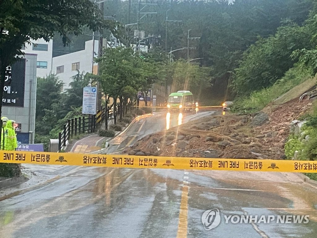 폭우 쏟아진 부산서 토사 우르르…도로 통제 중