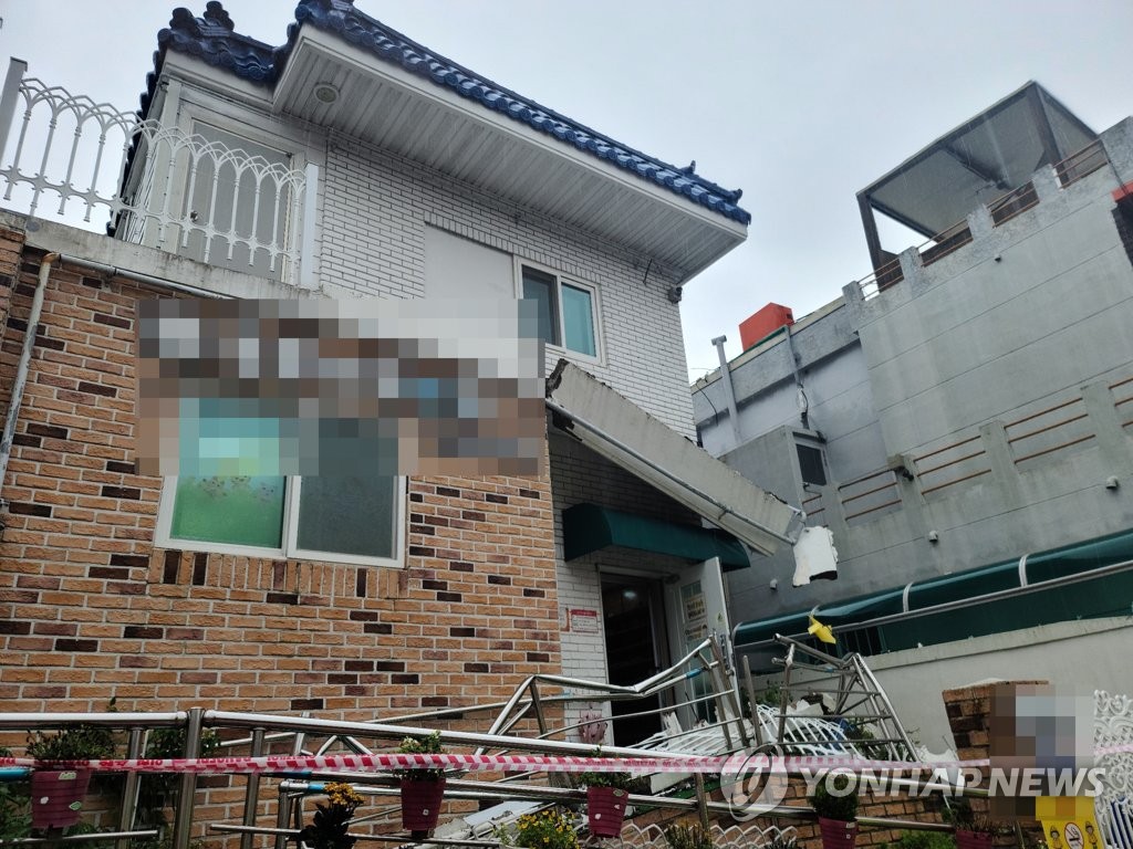 부산 폭우에 2층 발코니 무너져