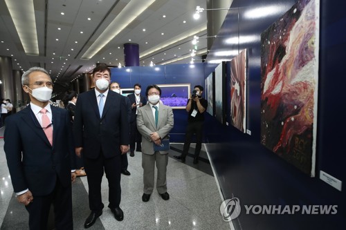 전시 관람하는 한중일 외교 관계자들