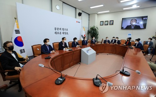 서병수 위원장 인사말 듣는 국민의힘 대선 경선준비위원들