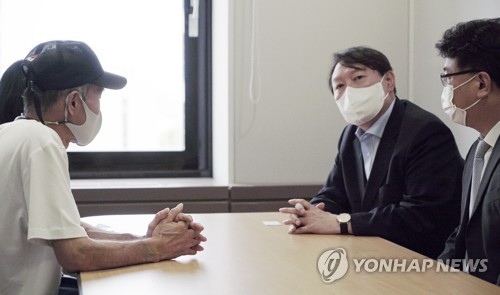 서해상 피살 해수부 공무원 유가족 면담하는 윤석열 전 검찰총장