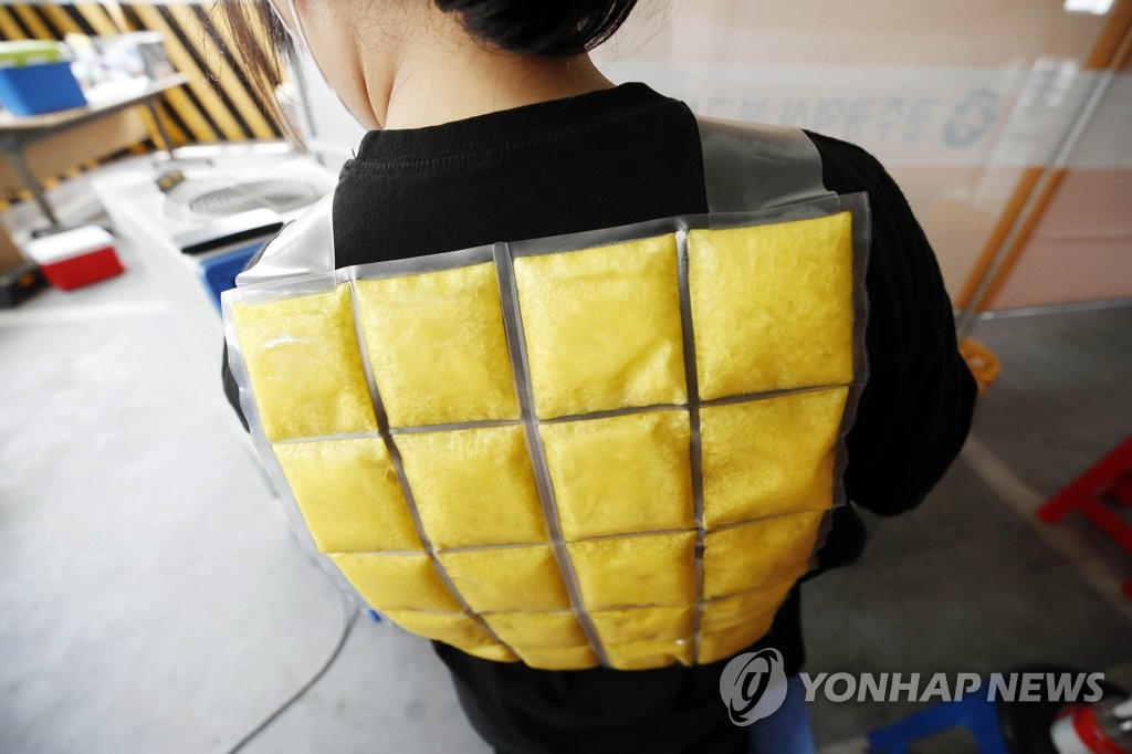 '거북이 등딱지' 입은 선별진료소 의료진