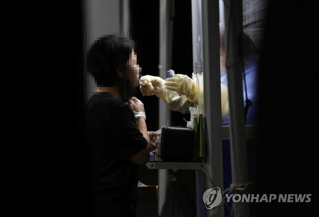야간까지 불 밝힌 임시 선별검사소