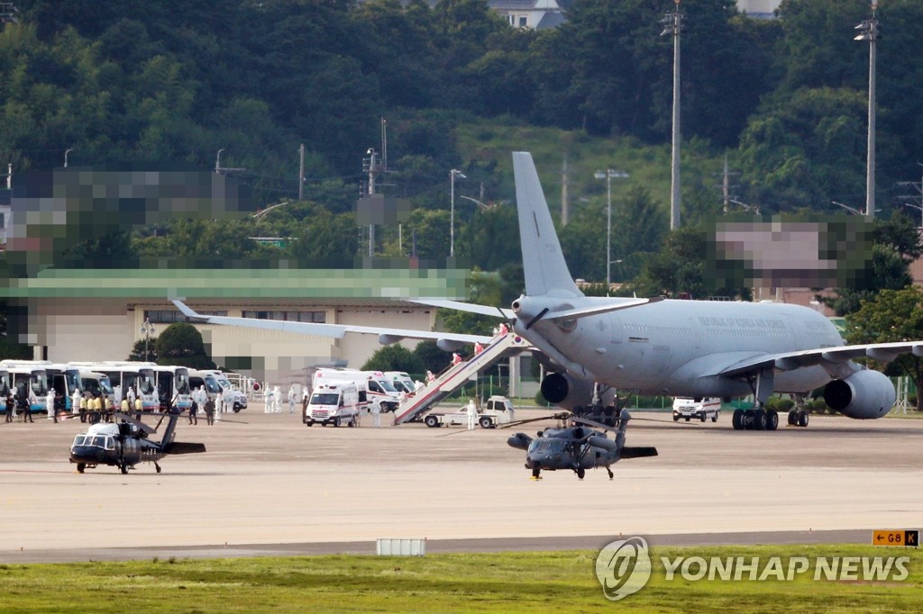 군 수송기에서 내리는 청해부대원들