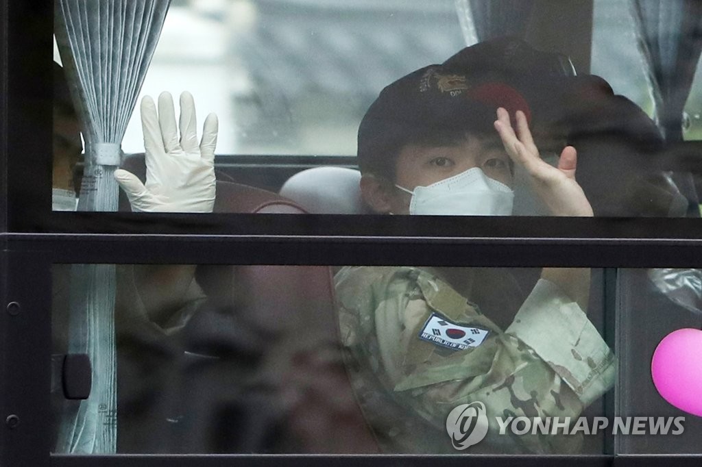 손 흔드는 청해부대원