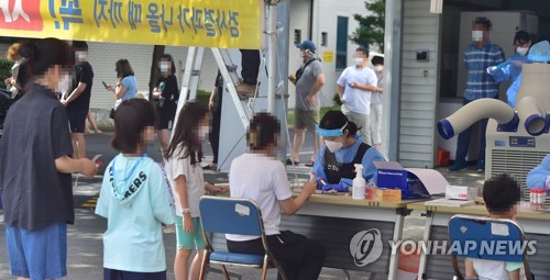 최대 확진에 붐비는 제주시보건소